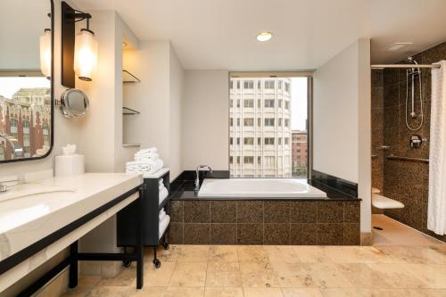 Corner King Room with City View and Roll-In Shower - Mobility Access