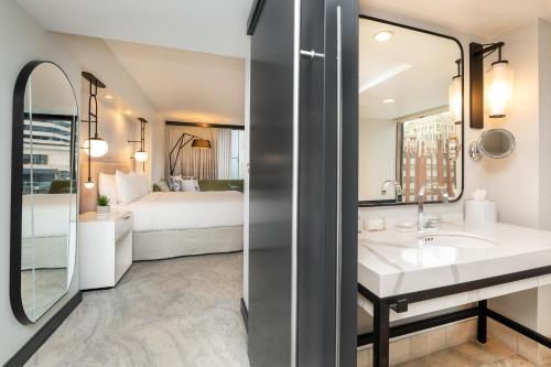 Corner King Room with City View and Roll-In Shower - Mobility Access