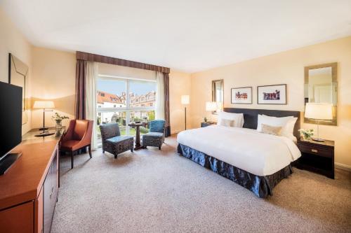 Deluxe Garden View King Room