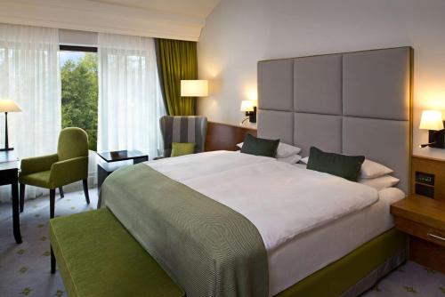 Deluxe King Room with Lake View