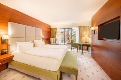 Deluxe King Room with Lake View