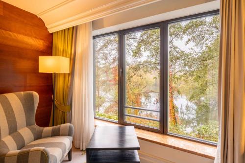Deluxe King Room with Lake View