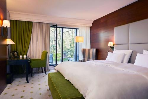 Executive King Room with Terrace and Lake View