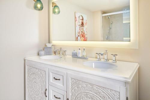 Junior King Suite with Pool View