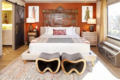 Junior Suite, 1 King, Pool view (Mobility &amp; Hearing Accessible w/ Tub)