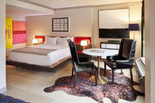 Junior Suite, 1 King, Pool view (Mobility &amp; Hearing Accessible w/ Tub)