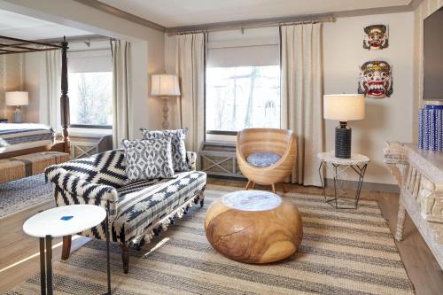 Junior Suite, 1 King, Pool view (Mobility &amp; Hearing Accessible w/ Tub)