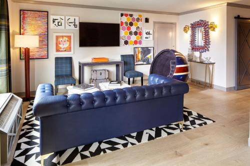 Junior Suite, 1 King, Pool view (Mobility &amp; Hearing Accessible w/ Tub)