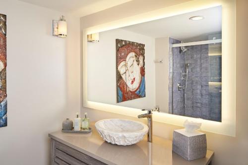 Junior Suite, 1 King, Pool view (Mobility &amp; Hearing Accessible w/ Tub)