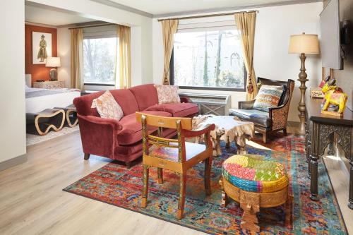 Junior Suite, 1 King, Pool view (Mobility &amp; Hearing Accessible w/ Tub)