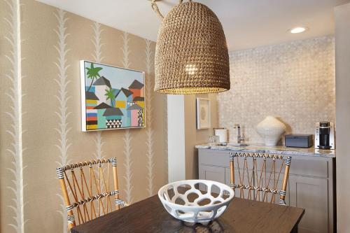 Junior Suite, 1 King, Pool view (Mobility &amp; Hearing Accessible w/ Tub)
