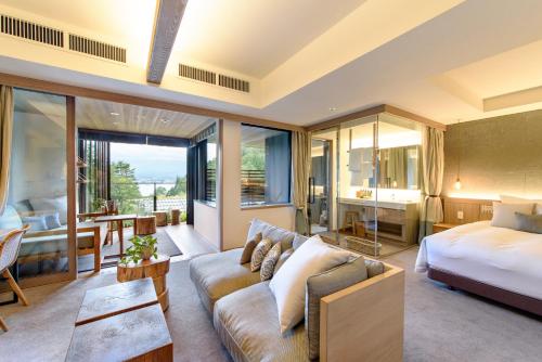 Standard Suite with Mountain View - Upper Floor