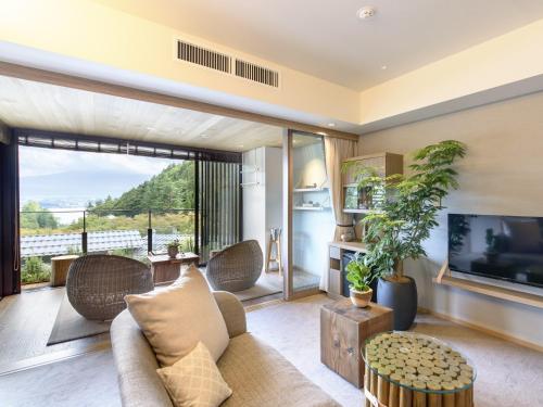 Standard Suite with Mountain View - Upper Floor