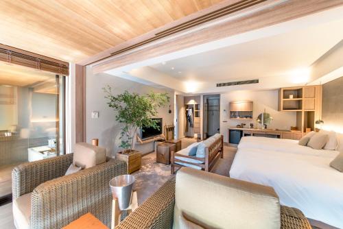 Superior Suite with Mountain and Lake View - Top Floor