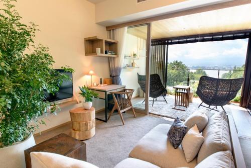 Superior Suite with Mountain and Lake View - Top Floor