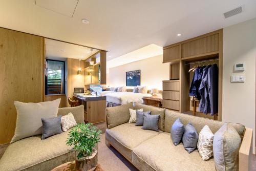 Deluxe Suite with Mountain View
