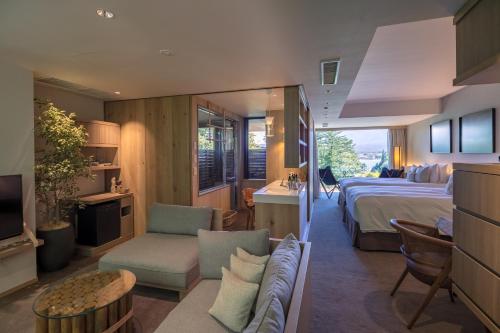Deluxe Suite with Mountain View