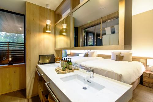 Deluxe Suite with Mountain View