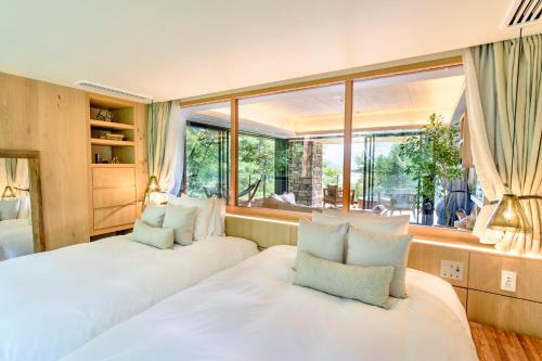 Premium Suite with Mountain and Lake View