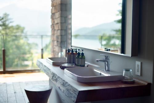 Premium Suite with Mountain and Lake View