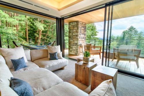 Premium Suite with Mountain and Lake View