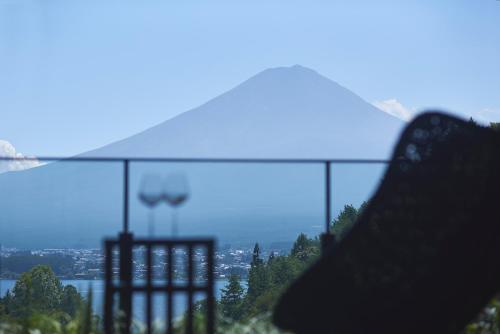 Premium Suite with Mountain and Lake View