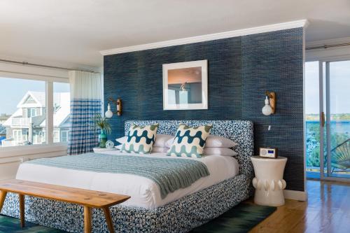 Lark Suite