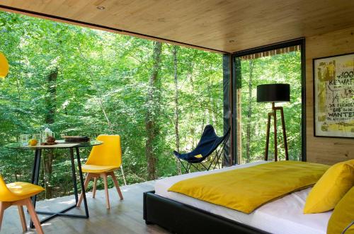 Yellow Shelter - Suite with Hot Tub