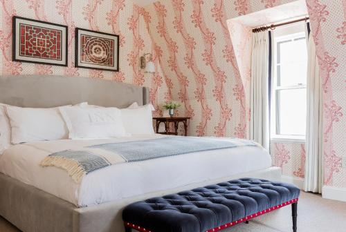 Deluxe King or Queen Room