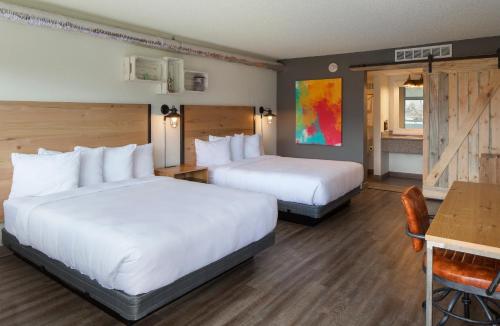Queen Room with Two Queen Beds with Exterior Entry - Mountain View