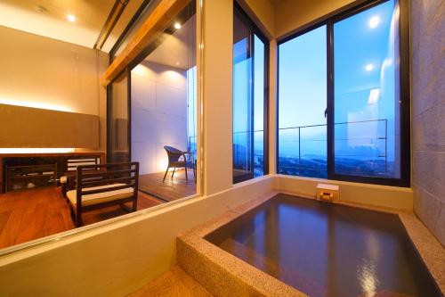 Twin Room with Tatami Area and Semi Open-Air Bath 1st Floor