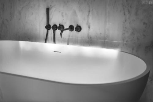 "Dionyssos" Suite with balcony and free-standing bath tub
