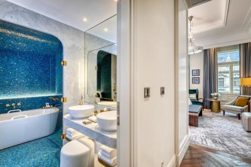 Deluxe King Room with City View