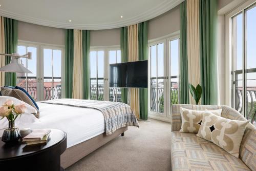 Signature Panoramic View Suite
