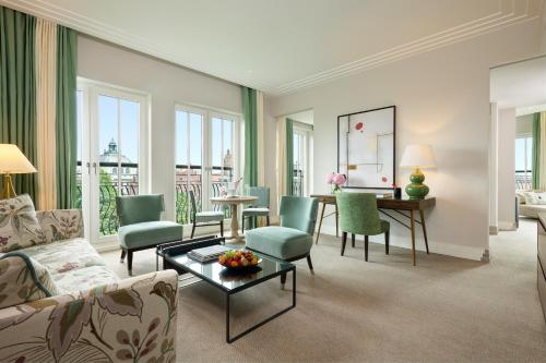 Signature Panoramic View Suite