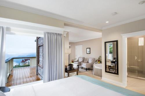 Suite with Mountain View