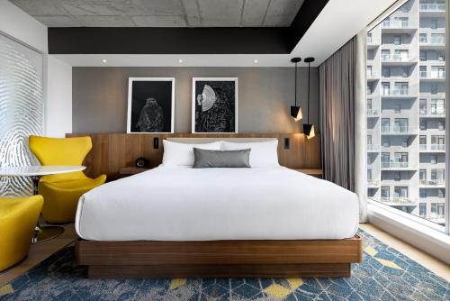 Guest  room with 1 King