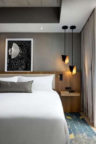 Guest  room with 1 King