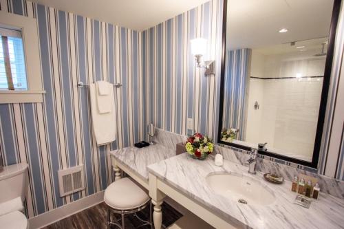 Ocean Front Junior King Suite with Balcony