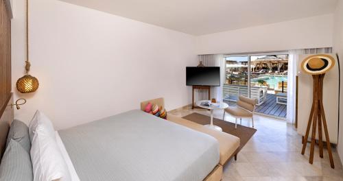 Superior ME+ with Pool Access (3 adults)