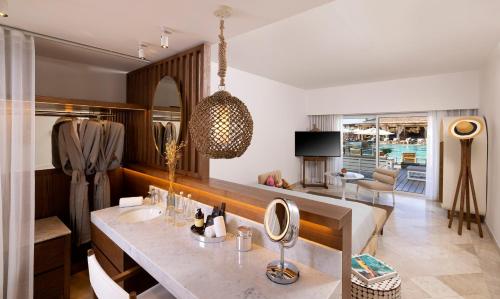 Superior ME+ with Pool Access (3 adults)