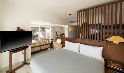 Beyond ME+ Suite with Hot Tub and Terrace