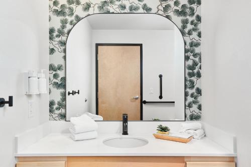 Mountain Queen Balcony Suite
