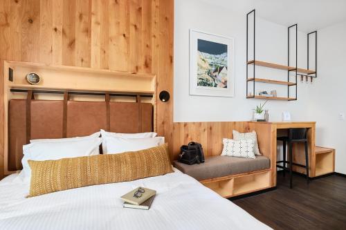 Mountain Junior Queen Suite