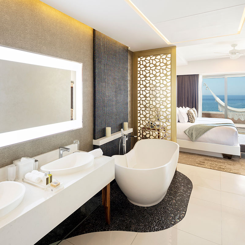 Two Bedroom Suite 1 king bed + 2 Queen b