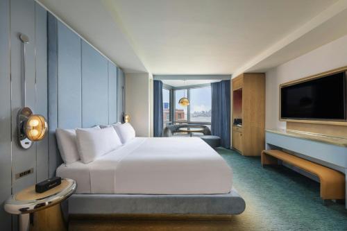 Deluxe King Room with Hudson View