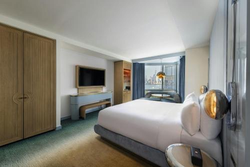Deluxe King Room with Hudson View