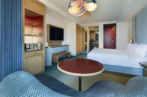 Deluxe King Room with Hudson View