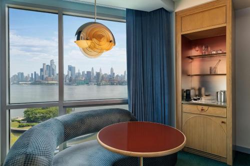 Deluxe King Room with Hudson View