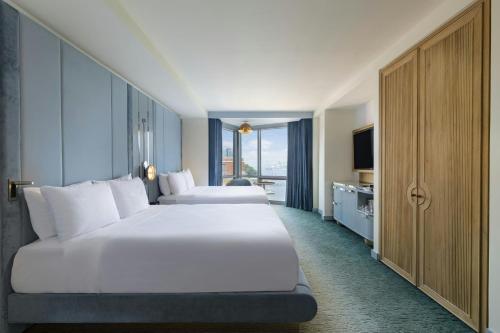 Queen Room with Hudson View